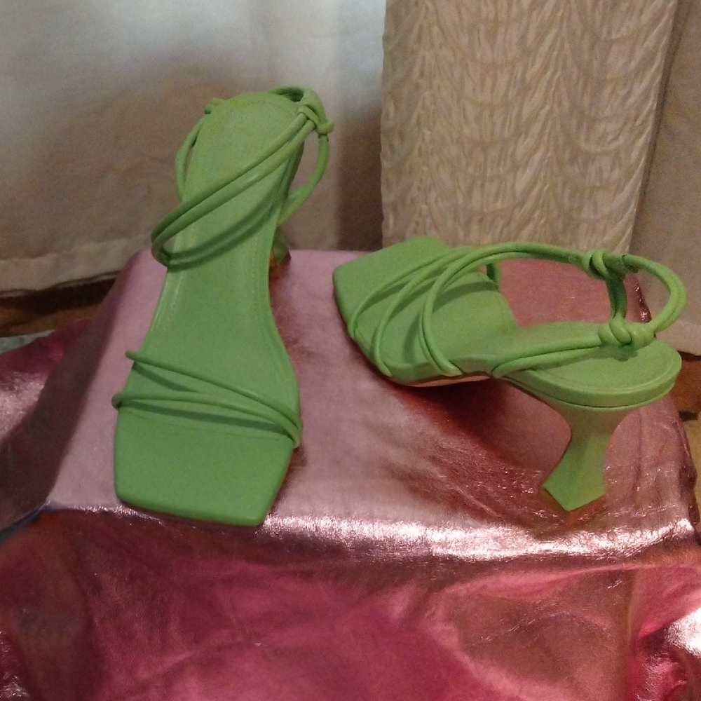 Marc Fisher Green Heels Elegant Design